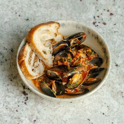 Мидии в томатном соусе в Tin по цене 840 ₽