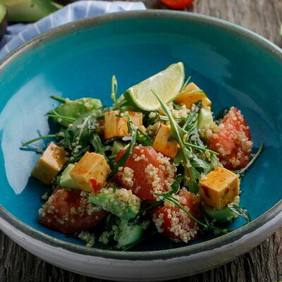 Салат с киноа, овощами и маринованным тофу в Двор Помидор по цене 490