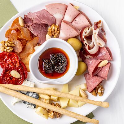 Большая тарелка закусок к вину в М2 Органик Клуб Патриаршие по цене 2490 ₽