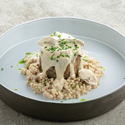 Томленая свиная шейка, гречетто, грибной соус в Склад 22 по цене 790