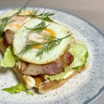 Вафля с беконом и глазурью в Оазис кафе по цене 350 ₽