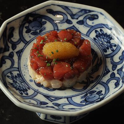 Тартар из тунца Аками и креветки Ама эби с щучьей икрой в Self Edge Japanese по цене 2700 ₽