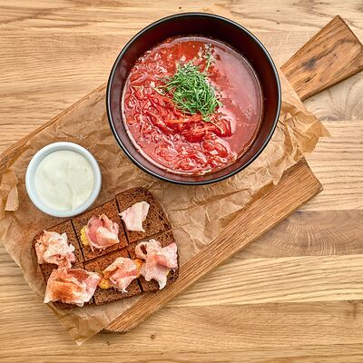 Борщ с бородинским хлебом и салом в Местные по цене 1090 ₽