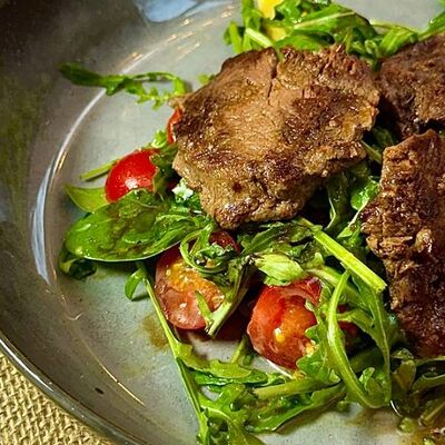 Тёплый салат с телятиной в Щастьебар по цене 710 ₽