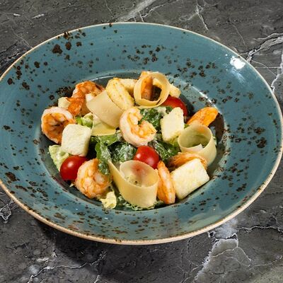 Салат Цезарь с тигровыми креветками в Фореста Фестиваль Парк по цене 880 ₽