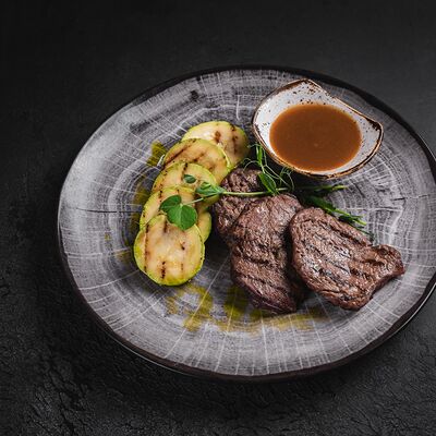 Медальоны из говяжьей вырезки и цукини в Мираж по цене 850 ₽