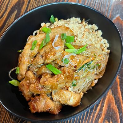 Теплый салат с курицей на подушке из фунчозы в Bao Bao Лапша по цене 470 ₽