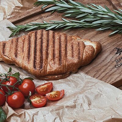 Круассан с куриной грудкой и соусом Цезарь в Jeffreys coffee shop по цене 219 ₽