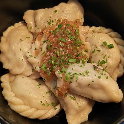 Вареники с квашеной капустой и картофелем в Эник Беник по цене 465 ₽