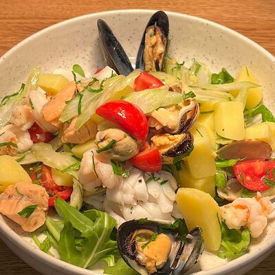 Теплый салат с морепродуктами в Trattoria Siesta по цене 830 ₽