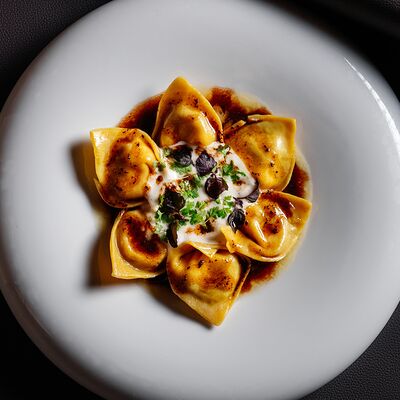 Тортеллини с уткой и рикоттой в соусе из порто и трюфельной пасты в Sartoria Lamberti по цене 1090 ₽