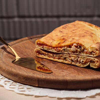 Пицца кальцоне с курицей в УРМАН кафе по цене 545 ₽