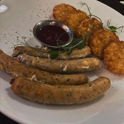 Альпийские колбаски с картофельными крокетами в Генрих и Генриетта по цене 420 ₽