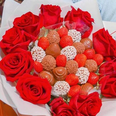 Букет с красными розами в Yam Flowers по цене 7350 ₽