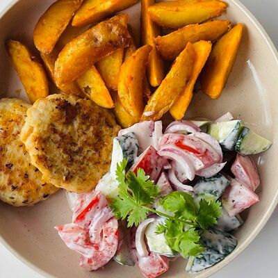 Котлеты из цыпленка с картофелем и салатом по-деревенски в Cafe LeoN по цене 809 ₽