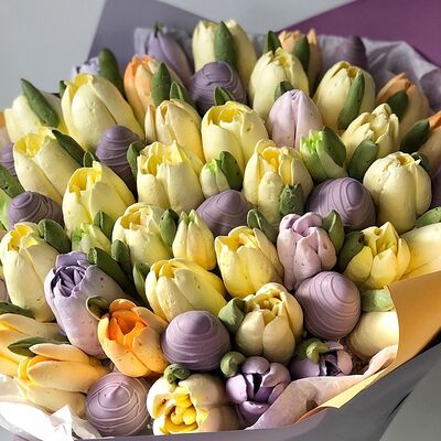 Клубника в шоколаде и зефирные тюльпаны в Fujibox по цене 5500 ₽