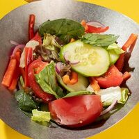 Овощной салат со сладкими томатами в Lars Vegans