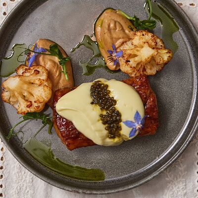 Треска в глазури из кваса с пюре из жареной цветной капусты и чёрной икрой в Банщики по цене 1490 ₽