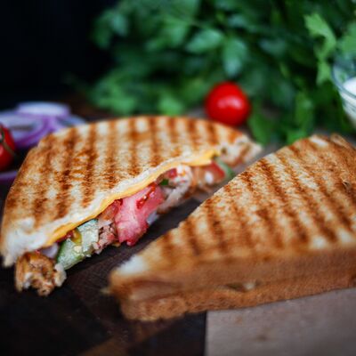 Сэндвич с курицей в Шашлык-машлык и всё такое по цене 380 ₽