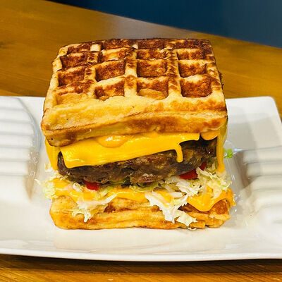 Гангстерский бургер на картофельных вафляхв Bon Lavash Siciliana по цене 800 ₽