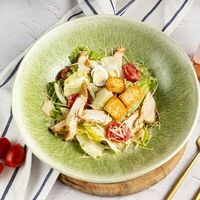 Цезарь с куриной грудкой в Seker