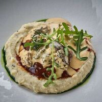 Томленые говяжьи щеки со сморчками и картофельным кремомв Остерия