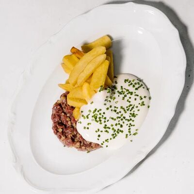 Тартар из говядины, картофель фри, трюфельный айоли в Эклерная по цене 730 ₽