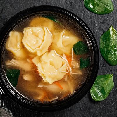 Куриный суп с тортеллини в Джорджина по цене 320 ₽