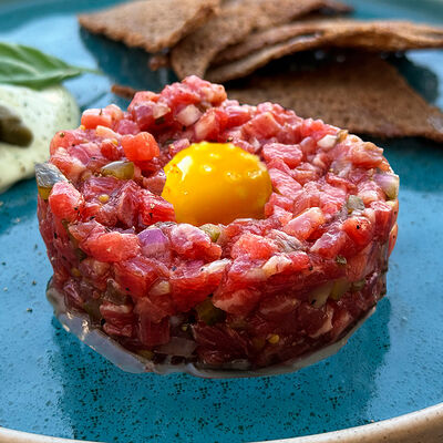 Тартар из мраморной говядины Блэк Ангус в Место Про Тесто по цене 775 ₽