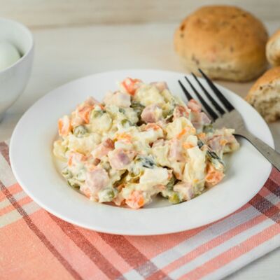 Праздничный оливье в За плетнём по цене 490 ₽