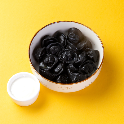 Черные пельмени с рыбой и сметаной в Handy Place по цене 325 ₽