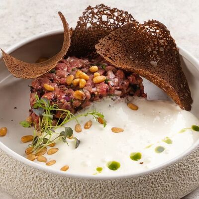 Tapтар из говядины с черносливом в Ресторан Европа по цене 590 ₽