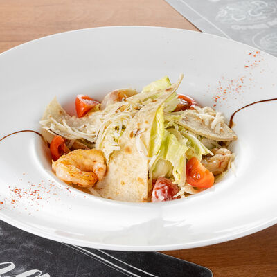 Салат Цезарь с креветками в РичБро по цене 720 ₽