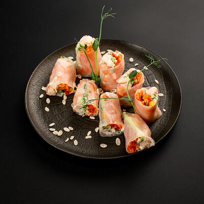 Спринг-ролл с креветкойв Oji по цене 590 ₽