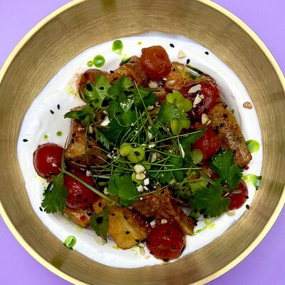 Хрустящий баклажан с томатами кимчи и соусом 