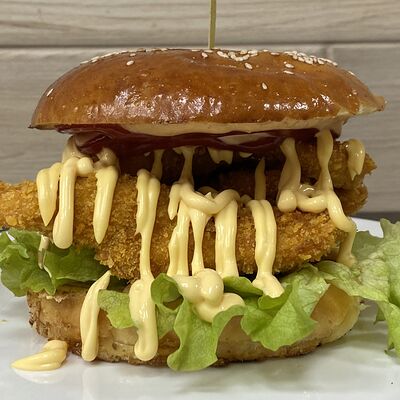 Бургер с куриными стрипсами в Armud Kebab по цене 337 ₽