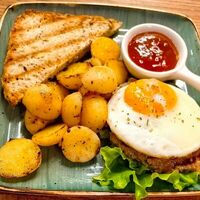 Бифштекс с яйцом и тостами в Breakfast