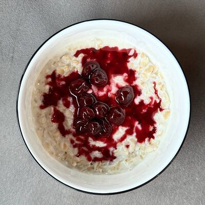 Каша овсяная с томленой вишней на альтернативном молоке в Гости, бистро по цене 390 ₽