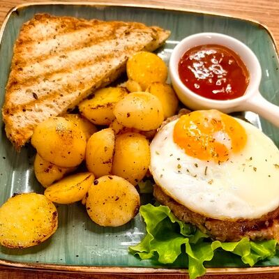 Бифштекс с яйцом и тостами в Breakfast по цене 530 ₽