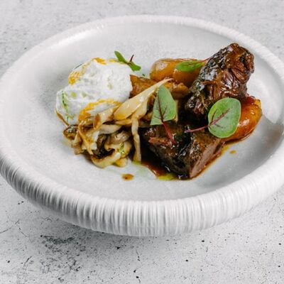 Томленые телячьи щёчки с картофелем и трюфельным муссомв Бумбараш по цене 1190 ₽