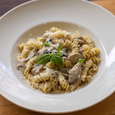 Паста с индейкой и грибами в сливочном соусе в Mybion по цене 650 ₽