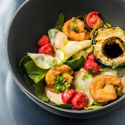 Зеленый салат с хрустящей креветкой, авокадо, цукини, черри и майо из кешью в Sadko по цене 838 ₽