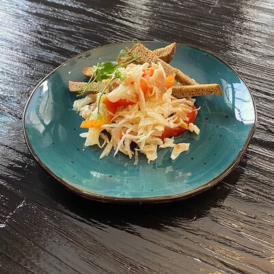 Салат с копченой куриной грудкой, квашеной капустой, картофелем, гренками в Длинный нос по цене 190 ₽
