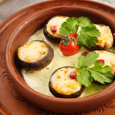 Шляпки шампиньонов в соусе чкмерули в Грузина Мама по цене 590 ₽