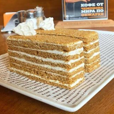 Медовик в Тревеллерс кофе по цене 339 ₽