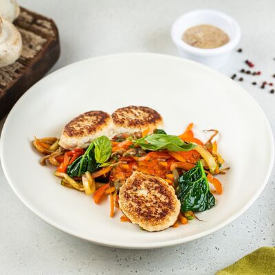 Котлеты из индейки с овощами гриль и грибным соусом в АндерСон по цене 750 ₽