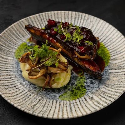 Томленые ребра говядины в соусе Демиглас с трюфельным пюре в Прага по цене 1225 ₽