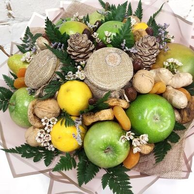Букет из фруктов, меда и сухофруктов в Buketonline - Съедобные букеты и клубника в шоколаде по цене 5940 ₽