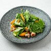 Зелёный салат с хурмой и креветками в медовом соусе в Pasta Uno по цене 780