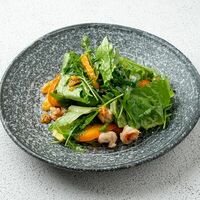 Зелёный салат с хурмой и креветками в медовом соусе в Pasta Uno